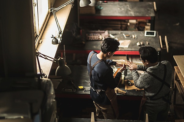 포토 JPG 주간 남자 40대 창문 전등 실내 설명 서기 사람 상반신 20대 성인 두명 목재 뒷모습 하이앵글 앞치마 한국인 도구 작업 가르침 작업실 책상 목공예 실습 장인 신입 연장세트 합판 성인남자만 국내포토 자연요소 나무 교육 뷰포인트 중년 가구 재료 모션 조명 동양인 청년 내부 공구 공예 남자만 성인만 파일형식