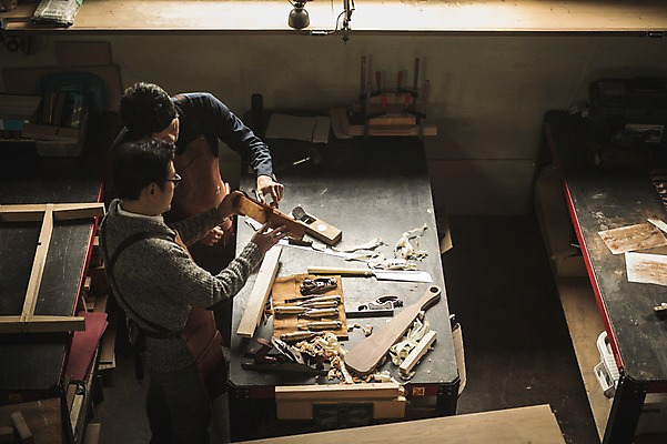 포토 JPG 주간 응시 남자 40대 전등 실내 설명 서기 사람 상반신 20대 성인 두명 목재 앞모습 옆모습 하이앵글 한국인 도구 작업 가르침 작업실 나무상자 책상 목공예 실습 장인 신입 연장세트 합판 성인남자만 국내포토 자연요소 나무 시선 교육 뷰포인트 중년 가구 재료 모션 조명 동양인 청년 내부 상자 공구 공예 남자만 성인만 파일형식