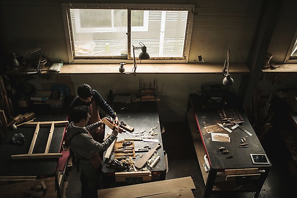 포토 JPG 주간 전신 응시 남자 40대 창문 전등 실내 설명 서기 사람 20대 성인 두명 목재 옆모습 하이앵글 앞치마 한국인 도구 가르침 작업실 나무상자 책상 목공예 실습 장인 신입 연장세트 합판 성인남자만 국내포토 자연요소 나무 시선 교육 뷰포인트 중년 가구 재료 모션 조명 동양인 청년 내부 상자 공구 공예 남자만 성인만 파일형식