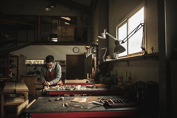 포토 JPG 주간 남자 40대 창문 전등 실내 한명 서기 사람 상반신 성인 목재 앞모습 앞치마 한국인 도구 작업 작업실 책상 목공예 장인 대패질 연장세트 합판 성인남자한명만 국내포토 자연요소 나무 1 뷰포인트 중년 가구 재료 모션 조명 동양인 내부 공구 공예 남자한명만 성인남자만 파일형식