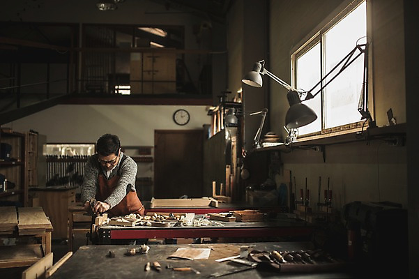 포토 JPG 주간 남자 40대 창문 전등 실내 한명 서기 사람 상반신 성인 목재 앞모습 한국인 도구 작업실 책상 목공예 장인 대패질 연장세트 합판 성인남자한명만 국내포토 자연요소 나무 1 뷰포인트 중년 가구 재료 모션 조명 동양인 내부 공구 공예 남자한명만 성인남자만 파일형식