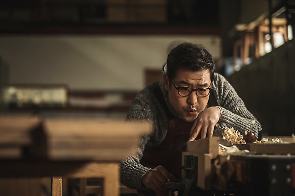 포토 JPG 주간 응시 남자 40대 실내 한명 사람 상반신 성인 목재 앞모습 한국인 작업 작업실 불기 목공예 장인 톱밥 합판 성인남자한명만 안경낌 국내포토 자연요소 나무 1 시선 안경 뷰포인트 중년 재료 모션 동양인 내부 가루 공예 남자한명만 성인남자만 파일형식