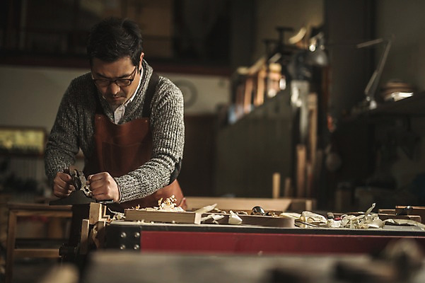 포토 JPG 응시 남자 40대 실내 한명 서기 사람 상반신 성인 목재 앞모습 앞치마 한국인 도구 작업실 책상 목공예 장인 대패질 톱밥 성인남자한명만 안경낌 국내포토 나무 1 시선 안경 뷰포인트 중년 가구 재료 모션 동양인 내부 가루 공예 남자한명만 성인남자만 파일형식