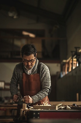 포토 JPG 남자 40대 실내 한명 서기 사람 상반신 성인 목재 앞모습 앞치마 한국인 작업 작업실 집중 책상 목공예 장인 대패질 톱밥 성인남자한명만 안경낌 국내포토 나무 1 안경 뷰포인트 중년 가구 컨셉 재료 모션 동양인 내부 가루 공예 남자한명만 성인남자만 파일형식