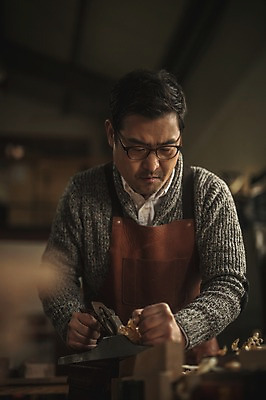 포토 JPG 응시 남자 40대 실내 한명 서기 사람 상반신 성인 목재 앞모습 앞치마 한국인 작업 작업실 집중 목공예 장인 대패질 톱밥 성인남자한명만 안경낌 국내포토 나무 1 시선 안경 뷰포인트 중년 컨셉 재료 모션 동양인 내부 가루 공예 남자한명만 성인남자만 파일형식