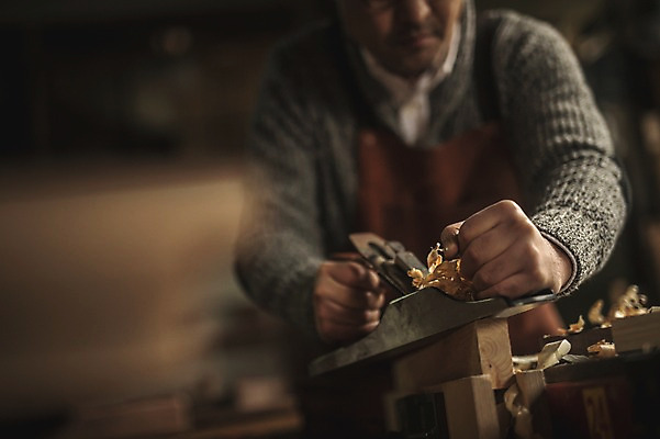 포토 JPG 남자 40대 실내 한명 서기 사람 근접촬영 상반신 성인 목재 앞모습 앞치마 한국인 작업 작업실 목공예 장인 대패질 톱밥 성인남자한명만 안경낌 국내포토 나무 1 안경 뷰포인트 중년 재료 모션 동양인 내부 가루 공예 남자한명만 성인남자만 파일형식