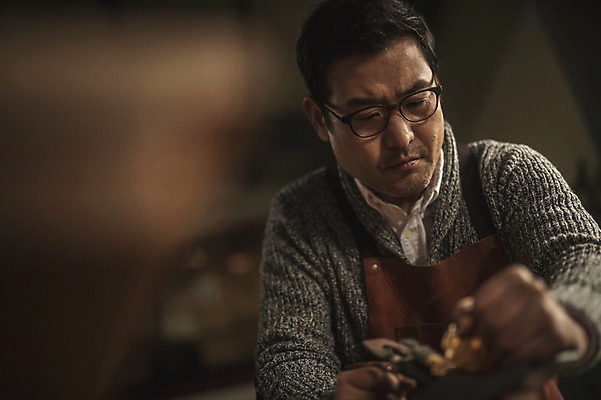 포토 JPG 응시 남자 40대 실내 한명 사람 상반신 성인 앞모습 앞치마 한국인 작업 작업실 집중 목공예 장인 대패질 성인남자한명만 안경낌 국내포토 1 시선 안경 뷰포인트 중년 컨셉 동양인 내부 공예 남자한명만 성인남자만 파일형식