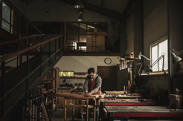 포토 JPG 주간 남자 40대 창문 전등 실내 한명 서기 사람 상반신 성인 목재 앞모습 앞치마 한국인 도구 작업 작업실 책상 목공예 장인 2층 연장세트 합판 성인남자한명만 국내포토 자연요소 나무 1 뷰포인트 중년 가구 재료 모션 조명 동양인 내부 공구 공예 층 남자한명만 성인남자만 파일형식