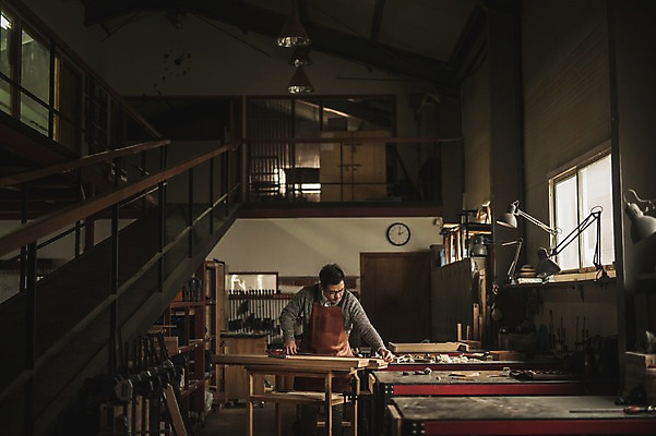 포토 JPG 주간 남자 40대 창문 전등 실내 한명 서기 사람 상반신 성인 목재 앞모습 앞치마 한국인 도구 작업 작업실 책상 목공예 장인 2층 연장세트 합판 성인남자한명만 국내포토 자연요소 나무 1 뷰포인트 중년 가구 재료 모션 조명 동양인 내부 공구 공예 층 남자한명만 성인남자만 파일형식