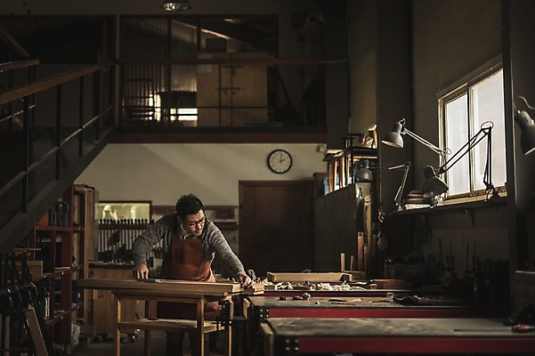 포토 JPG 주간 응시 남자 40대 창문 전등 실내 한명 서기 사람 상반신 성인 목재 앞모습 앞치마 한국인 도구 작업 작업실 목공예 장인 2층 연장세트 합판 성인남자한명만 국내포토 자연요소 나무 1 시선 뷰포인트 중년 재료 모션 조명 동양인 내부 공구 공예 층 남자한명만 성인남자만 파일형식