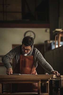 포토 JPG 남자 40대 실내 한명 서기 사람 상반신 성인 목재 앞모습 앞치마 한국인 작업 작업실 목공예 장인 합판 성인남자한명만 안경낌 국내포토 나무 1 안경 뷰포인트 중년 재료 모션 동양인 내부 공예 남자한명만 성인남자만 파일형식