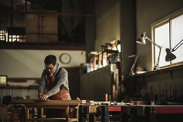 포토 JPG 주간 남자 40대 창문 전등 실내 한명 사람 상반신 성인 목재 앞모습 앞치마 한국인 도구 작업 작업실 집중 책상 목공예 장인 2층 연장세트 정성 합판 성인남자한명만 안경낌 국내포토 자연요소 나무 1 안경 뷰포인트 중년 가구 컨셉 재료 조명 동양인 내부 공구 공예 층 남자한명만 성인남자만 파일형식