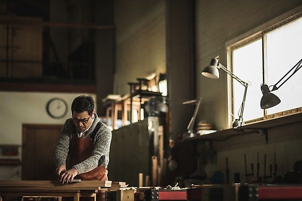 포토 JPG 주간 남자 40대 창문 전등 실내 한명 서기 사람 상반신 성인 목재 앞모습 앞치마 한국인 작업 작업실 목공예 장인 합판 성인남자한명만 국내포토 자연요소 나무 1 뷰포인트 중년 재료 모션 조명 동양인 내부 공예 남자한명만 성인남자만 파일형식