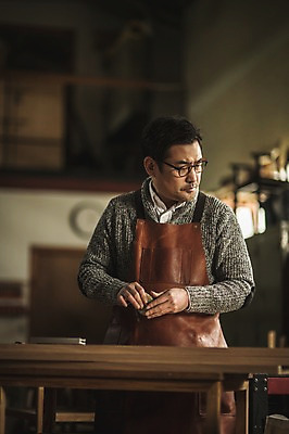 포토 JPG 주간 응시 남자 40대 실내 한명 사람 상반신 성인 목재 앞모습 앞치마 한국인 작업실 목공예 장인 합판 성인남자한명만 안경낌 국내포토 자연요소 나무 1 시선 안경 뷰포인트 중년 재료 동양인 내부 공예 남자한명만 성인남자만 파일형식