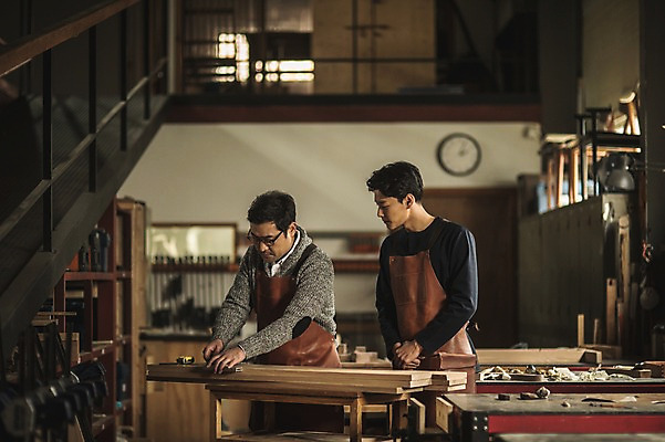 포토 JPG 주간 응시 남자 시계 40대 실내 설명 서기 사람 상반신 20대 성인 두명 앞모습 앞치마 한국인 도구 작업 가르침 작업실 책상 목공예 실습 장인 2층 신입 연장세트 성인남자만 국내포토 자연요소 시선 교육 뷰포인트 중년 가구 모션 동양인 청년 내부 공구 공예 층 남자만 성인만 파일형식