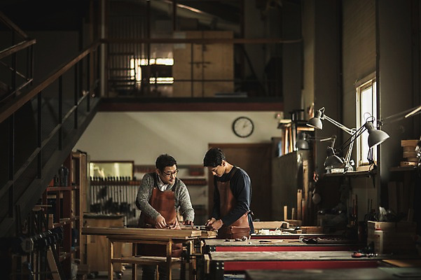 포토 JPG 주간 남자 40대 창문 전등 실내 설명 서기 사람 상반신 20대 성인 두명 목재 앞모습 옆모습 앞치마 한국인 도구 작업 가르침 작업실 목공예 실습 장인 2층 신입 연장세트 합판 성인남자만 국내포토 자연요소 나무 교육 뷰포인트 중년 재료 모션 조명 동양인 청년 내부 공구 공예 층 남자만 성인만 파일형식
