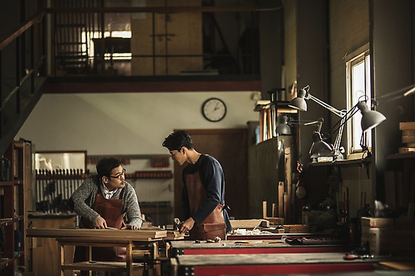 포토 JPG 주간 응시 남자 시계 40대 창문 전등 실내 대화 설명 서기 사람 상반신 20대 성인 두명 목재 앞모습 옆모습 앞치마 한국인 작업 가르침 작업실 목공예 실습 장인 신입 합판 성인남자만 국내포토 자연요소 나무 시선 교육 뷰포인트 중년 재료 모션 조명 말하기 동양인 청년 내부 공예 남자만 성인만 파일형식