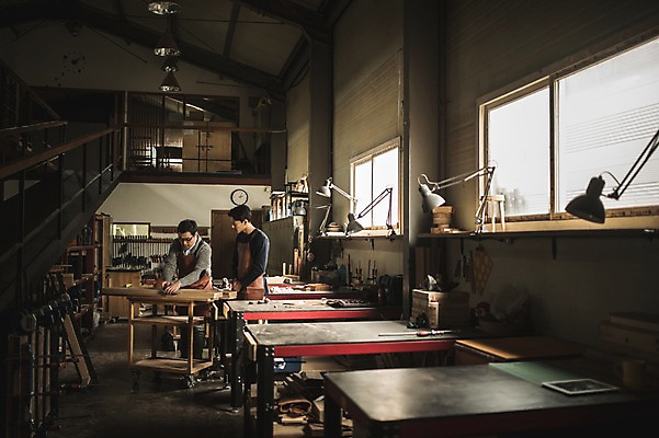 포토 JPG 주간 전신 남자 40대 창문 전등 실내 사람 20대 성인 두명 목재 앞모습 옆모습 한국인 도구 가르침 작업실 책상 목공예 실습 장인 2층 신입 연장세트 합판 성인남자만 국내포토 자연요소 나무 교육 뷰포인트 중년 가구 재료 조명 동양인 청년 내부 공구 공예 층 남자만 성인만 파일형식