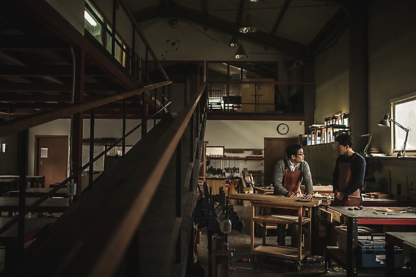 포토 JPG 주간 전신 남자 40대 창문 전등 실내 사람 20대 성인 두명 목재 앞모습 옆모습 마주보기 앞치마 한국인 도구 가르침 작업실 목공예 실습 장인 2층 신입 연장세트 합판 성인남자만 국내포토 자연요소 나무 교육 뷰포인트 중년 재료 모션 조명 동양인 청년 내부 공구 공예 층 남자만 성인만 파일형식