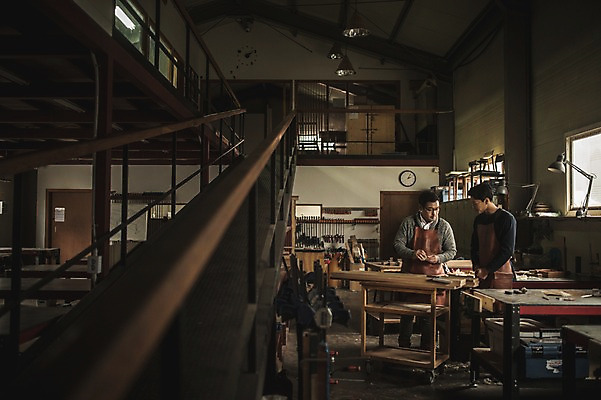 포토 JPG 주간 전신 남자 40대 창문 전등 실내 서기 사람 20대 성인 두명 목재 앞모습 옆모습 앞치마 한국인 도구 가르침 작업실 목공예 실습 장인 2층 신입 연장세트 합판 성인남자만 국내포토 자연요소 나무 교육 뷰포인트 중년 재료 모션 조명 동양인 청년 내부 공구 공예 층 남자만 성인만 파일형식