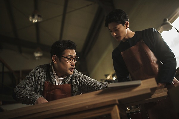 포토 JPG 주간 응시 남자 40대 창문 전등 실내 설명 서기 사람 상반신 20대 성인 두명 목재 앞모습 앞치마 한국인 작업 가르침 작업실 천장 목공예 실습 장인 신입 작업대 합판 성인남자만 국내포토 자연요소 나무 시선 교육 뷰포인트 중년 재료 모션 조명 동양인 청년 내부 공예 남자만 성인만 파일형식