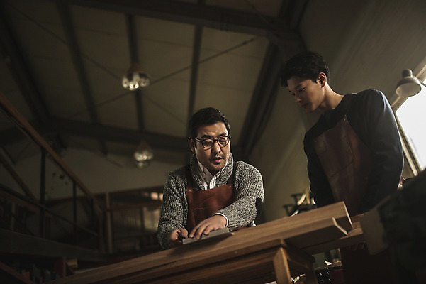 포토 JPG 주간 남자 40대 창문 전등 실내 설명 서기 사람 상반신 20대 성인 두명 목재 앞모습 옆모습 앞치마 한국인 작업 가르침 작업실 천장 목공예 실습 장인 신입 합판 성인남자만 국내포토 자연요소 나무 교육 뷰포인트 중년 재료 모션 조명 동양인 청년 내부 공예 남자만 성인만 파일형식