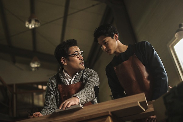 포토 JPG 주간 응시 남자 40대 창문 전등 실내 설명 서기 사람 상반신 20대 성인 두명 목재 앞모습 앞치마 한국인 작업 가르침 작업실 목공예 실습 장인 신입 작업대 합판 성인남자만 국내포토 자연요소 나무 시선 교육 뷰포인트 중년 재료 모션 조명 동양인 청년 내부 공예 남자만 성인만 파일형식