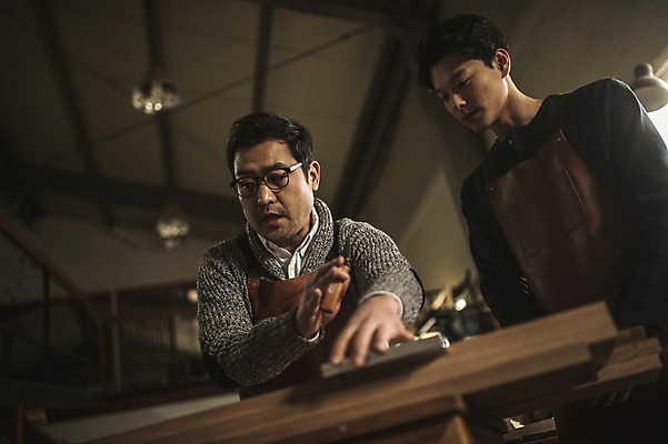 포토 JPG 주간 남자 40대 전등 실내 설명 서기 사람 상반신 20대 성인 두명 목재 앞모습 앞치마 한국인 작업 가르침 작업실 목공예 실습 장인 신입 작업대 성인남자만 국내포토 자연요소 나무 교육 뷰포인트 중년 재료 모션 조명 동양인 청년 내부 공예 남자만 성인만 파일형식