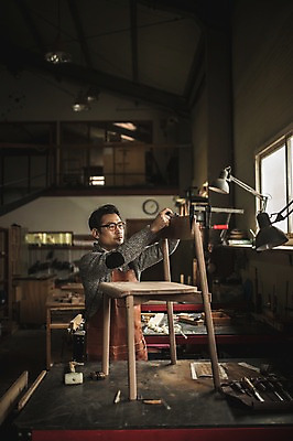 포토 JPG 주간 응시 남자 40대 의자 창문 전등 실내 한명 서기 사람 상반신 성인 앞모습 앞치마 한국인 도구 작업 작업실 만들기 목공예 장인 연장세트 성인남자한명만 안경낌 국내포토 자연요소 1 시선 안경 뷰포인트 중년 가구 모션 조명 동양인 내부 공구 공예 남자한명만 성인남자만 파일형식