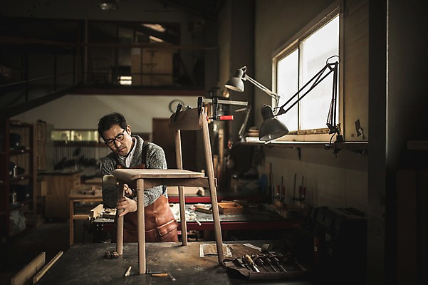 포토 JPG 주간 남자 40대 의자 창문 전등 실내 한명 서기 사람 상반신 성인 목재 앞모습 앞치마 한국인 작업 작업실 만들기 목공예 장인 연장세트 성인남자한명만 안경낌 국내포토 자연요소 나무 1 안경 뷰포인트 중년 가구 재료 모션 조명 동양인 내부 공구 공예 남자한명만 성인남자만 파일형식