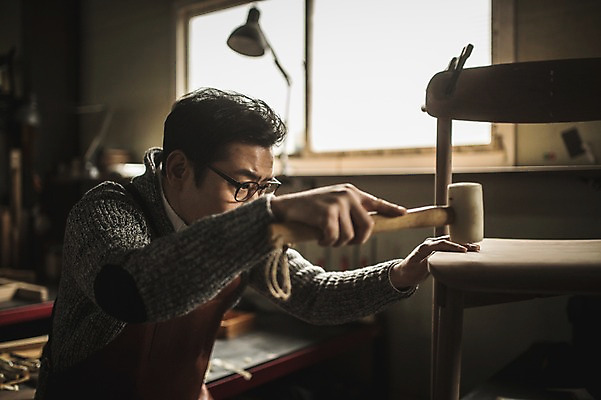 포토 JPG 주간 응시 남자 40대 의자 창문 전등 실내 한명 사람 상반신 성인 목재 옆모습 앞치마 한국인 도구 작업 작업실 망치 집중 목공예 장인 망치질 성인남자한명만 안경낌 국내포토 자연요소 나무 1 시선 안경 뷰포인트 중년 가구 컨셉 재료 모션 조명 동양인 내부 공구 공예 남자한명만 성인남자만 파일형식