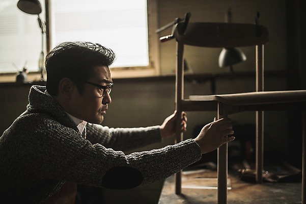 포토 JPG 주간 응시 남자 40대 의자 창문 전등 실내 한명 사람 상반신 성인 목재 옆모습 한국인 잡기 작업 작업실 집중 만들기 목공예 장인 성인남자한명만 안경낌 국내포토 자연요소 나무 1 시선 안경 뷰포인트 중년 가구 컨셉 재료 모션 조명 동양인 내부 공예 남자한명만 성인남자만 파일형식