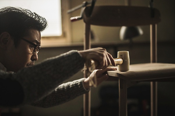 포토 JPG 주간 응시 남자 40대 의자 실내 한명 사람 상반신 성인 목재 옆모습 한국인 작업 작업실 망치 집중 목공예 장인 망치질 정성 성인남자한명만 안경낌 국내포토 자연요소 나무 1 시선 안경 뷰포인트 중년 가구 컨셉 재료 모션 동양인 내부 공구 공예 남자한명만 성인남자만 파일형식