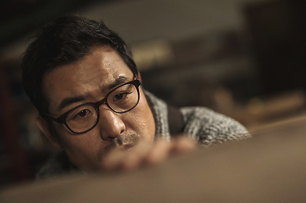 포토 JPG 응시 남자 얼굴 40대 실내 한명 사람 근접촬영 상반신 성인 목재 앞모습 만지기 한국인 작업실 집중 목공예 장인 성인남자한명만 안경낌 국내포토 나무 1 시선 안경 뷰포인트 중년 컨셉 재료 모션 동양인 내부 신체부위 공예 남자한명만 성인남자만 파일형식