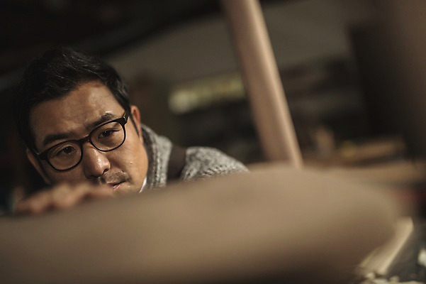 포토 JPG 응시 남자 얼굴 40대 실내 한명 사람 근접촬영 상반신 성인 목재 앞모습 한국인 작업실 집중 목공예 장인 성인남자한명만 안경낌 국내포토 나무 1 시선 안경 뷰포인트 중년 컨셉 재료 동양인 내부 신체부위 공예 남자한명만 성인남자만 파일형식