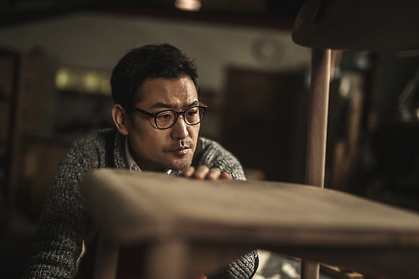 포토 JPG 응시 남자 40대 의자 실내 한명 서기 사람 상반신 성인 목재 앞모습 한국인 잡기 작업 작업실 목공예 장인 성인남자한명만 안경낌 국내포토 나무 1 시선 안경 뷰포인트 중년 가구 재료 모션 동양인 내부 공예 남자한명만 성인남자만 파일형식