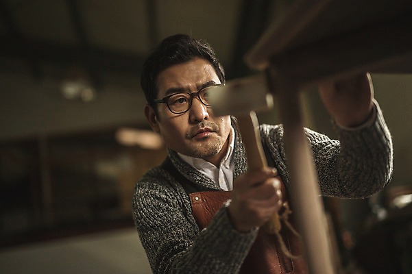 포토 JPG 응시 남자 40대 의자 실내 한명 사람 상반신 성인 목재 앞모습 앞치마 한국인 작업실 망치 목공예 장인 망치질 성인남자한명만 국내포토 나무 1 시선 뷰포인트 중년 가구 재료 모션 동양인 내부 공구 공예 남자한명만 성인남자만 파일형식