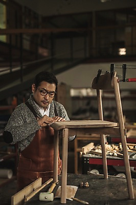 포토 JPG 응시 남자 40대 의자 실내 한명 서기 사람 상반신 성인 목재 앞모습 한국인 도구 작업 작업실 목공예 장인 사포 다듬기 정성 성인남자한명만 안경낌 국내포토 나무 1 시선 안경 뷰포인트 중년 가구 재료 모션 동양인 내부 공예 남자한명만 성인남자만 파일형식