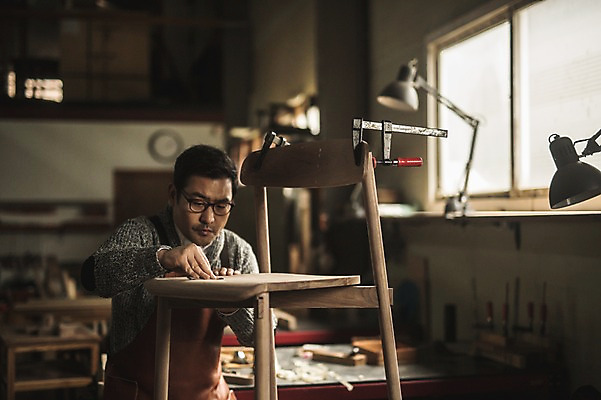 포토 JPG 주간 남자 40대 의자 창문 전등 실내 한명 서기 사람 상반신 성인 목재 앞모습 한국인 작업 작업실 만들기 목공예 장인 사포 다듬기 성인남자한명만 안경낌 국내포토 자연요소 나무 1 안경 뷰포인트 중년 가구 재료 모션 조명 동양인 내부 공예 남자한명만 성인남자만 파일형식