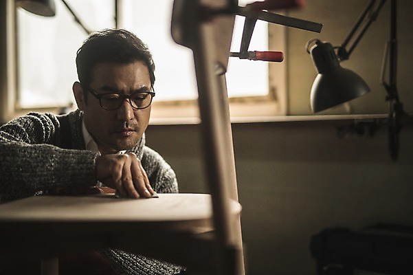 포토 JPG 주간 응시 남자 40대 의자 전등 실내 한명 서기 사람 상반신 성인 목재 앞모습 한국인 공구 작업 작업실 만들기 목공예 장인 사포 다듬기 성인남자한명만 안경낌 국내포토 자연요소 나무 1 시선 안경 뷰포인트 중년 가구 재료 모션 조명 동양인 내부 도구 공예 남자한명만 성인남자만 파일형식