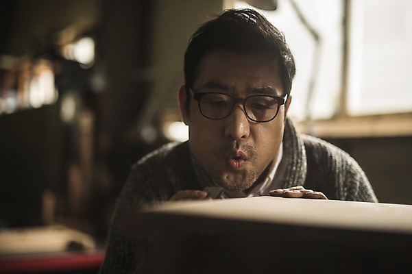 포토 JPG 주간 응시 남자 40대 실내 한명 사람 상반신 성인 목재 앞모습 한국인 작업 작업실 불기 목공예 장인 성인남자한명만 안경낌 국내포토 자연요소 나무 1 시선 안경 뷰포인트 중년 재료 모션 동양인 내부 공예 남자한명만 성인남자만 파일형식