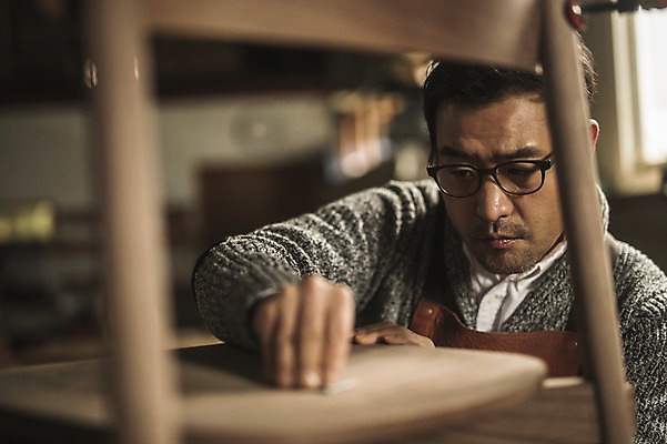 포토 JPG 주간 응시 남자 40대 의자 실내 한명 사람 상반신 성인 목재 앞모습 앞치마 만지기 한국인 작업 작업실 목공예 장인 성인남자한명만 안경낌 국내포토 자연요소 나무 1 시선 안경 뷰포인트 중년 가구 재료 모션 동양인 내부 공예 남자한명만 성인남자만 파일형식