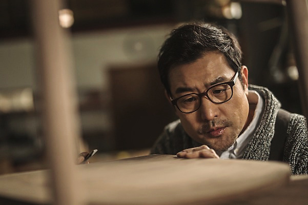 포토 JPG 응시 남자 얼굴 40대 실내 한명 사람 상반신 성인 목재 앞모습 한국인 작업 작업실 집중 목공예 장인 합판 성인남자한명만 안경낌 국내포토 나무 1 시선 안경 뷰포인트 중년 컨셉 재료 동양인 내부 신체부위 공예 남자한명만 성인남자만 파일형식