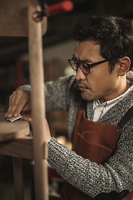 포토 JPG 응시 남자 40대 실내 한명 사람 상반신 성인 목재 옆모습 앞치마 한국인 작업 작업실 목공예 장인 사포 다듬기 성인남자한명만 안경낌 국내포토 나무 1 시선 안경 뷰포인트 중년 재료 모션 동양인 내부 공예 남자한명만 성인남자만 파일형식