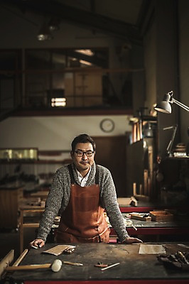 포토 JPG 응시 남자 40대 전등 실내 한명 사람 상반신 성인 목재 앞모습 앞치마 한국인 공구 작업실 책상 목공예 장인 성인남자한명만 안경낌 국내포토 나무 1 시선 안경 뷰포인트 중년 가구 재료 조명 동양인 내부 도구 공예 남자한명만 성인남자만 파일형식