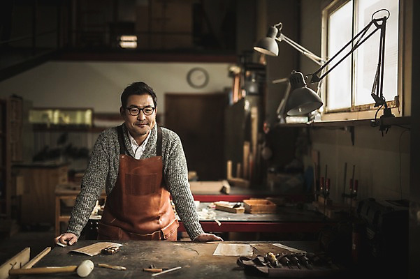 포토 JPG 주간 남자 40대 창문 전등 실내 한명 서기 미소 사람 상반신 성인 목재 앞모습 앞치마 한국인 공구 작업실 책상 목공예 장인 합판 성인남자한명만 안경낌 국내포토 자연요소 나무 1 안경 뷰포인트 중년 가구 재료 모션 조명 표정 동양인 내부 도구 공예 남자한명만 성인남자만 파일형식