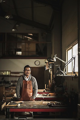 포토 JPG 주간 남자 40대 창문 전등 실내 한명 서기 미소 사람 상반신 성인 목재 앞모습 앞치마 한국인 공구 작업실 주머니손 목공예 장인 합판 성인남자한명만 안경낌 국내포토 자연요소 나무 1 안경 뷰포인트 중년 재료 모션 조명 표정 동양인 내부 도구 공예 남자한명만 성인남자만 파일형식