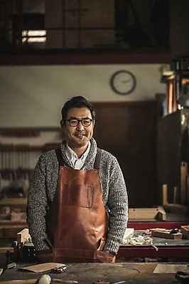 포토 JPG 남자 시계 40대 실내 한명 서기 미소 사람 상반신 성인 목재 앞모습 앞치마 한국인 공구 작업실 주머니손 목공예 장인 합판 성인남자한명만 국내포토 나무 1 뷰포인트 중년 재료 모션 표정 동양인 내부 도구 공예 남자한명만 성인남자만 파일형식