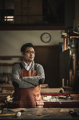 포토 JPG 응시 남자 시계 40대 실내 한명 서기 사람 상반신 성인 목재 앞모습 팔짱 앞치마 한국인 공구 작업실 목공예 장인 합판 성인남자한명만 국내포토 나무 1 시선 뷰포인트 중년 재료 모션 동양인 내부 도구 공예 남자한명만 성인남자만 파일형식