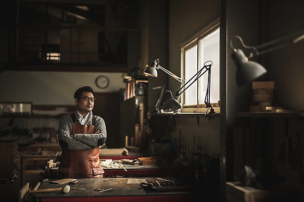포토 JPG 주간 응시 남자 40대 창문 전등 실내 한명 서기 사람 상반신 성인 앞모습 팔짱 한국인 공구 작업실 목공예 장인 성인남자한명만 국내포토 자연요소 1 시선 뷰포인트 중년 모션 조명 동양인 내부 도구 공예 남자한명만 성인남자만 파일형식